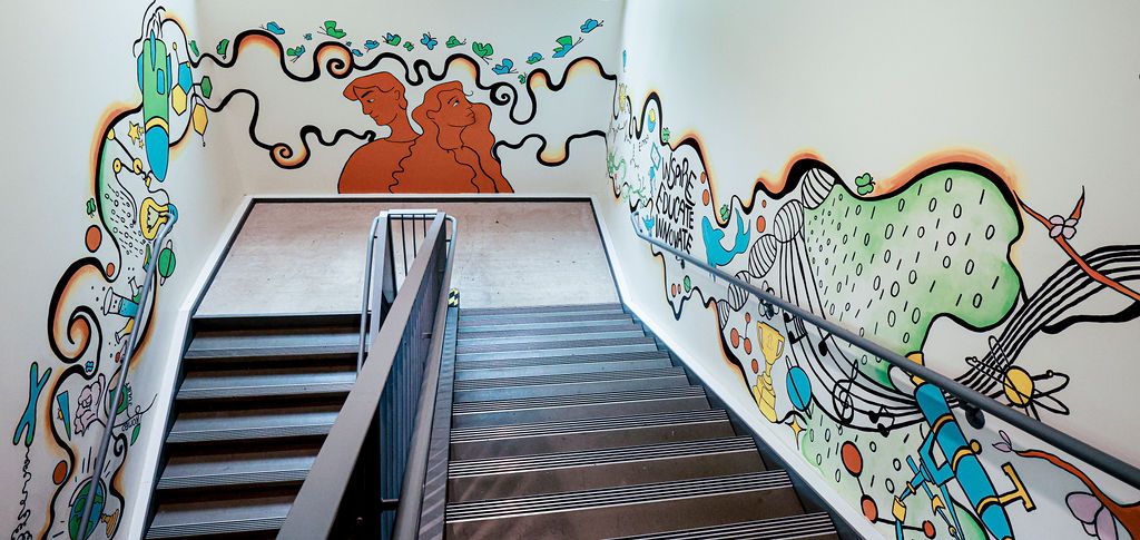 The stairwell from above: the two figures on the middle wall, with the bottom and upper walls running along the stairs on either side